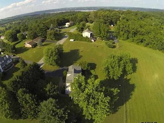 4th image of 20 Surrey Dr