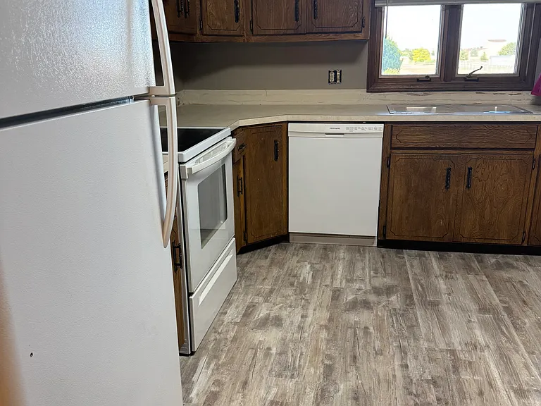 1319 Anthony Dr — Photo 3