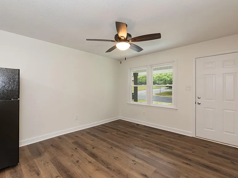 1322 Elm St — Photo 8