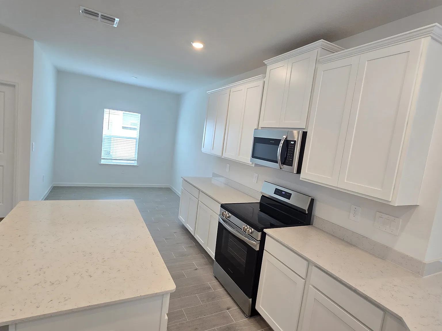 4 bed, 2267 sqft, $2,395 — Photo 4