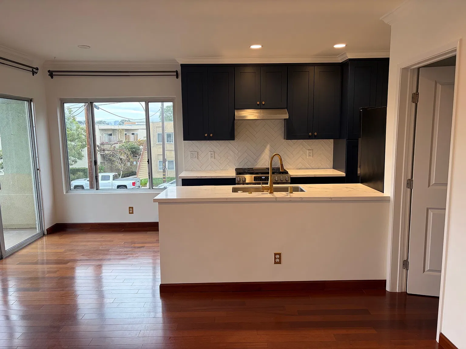 2 bed, 800 sqft, $4,450 — Photo 2