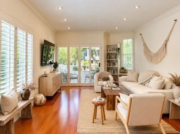 410 N Oakhurst Dr APT 201, Beverly Hills, CA 90210