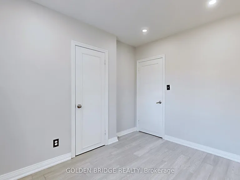 438 Centre St E — Photo 13