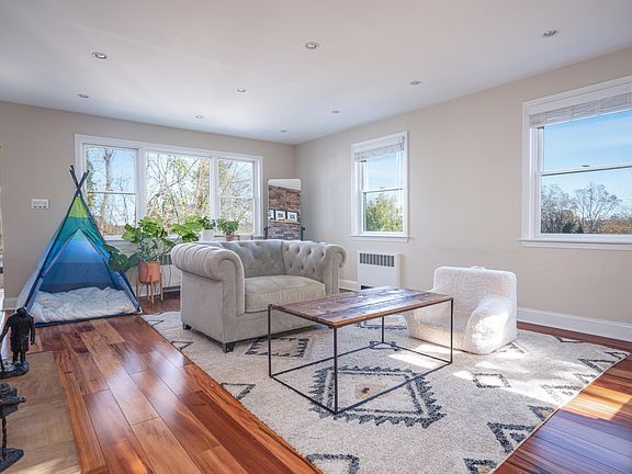 4th image of 32 Dickinson Ave Floor 1
