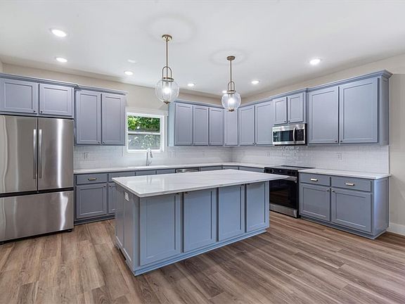5th image of 28 Fleetwood Dr