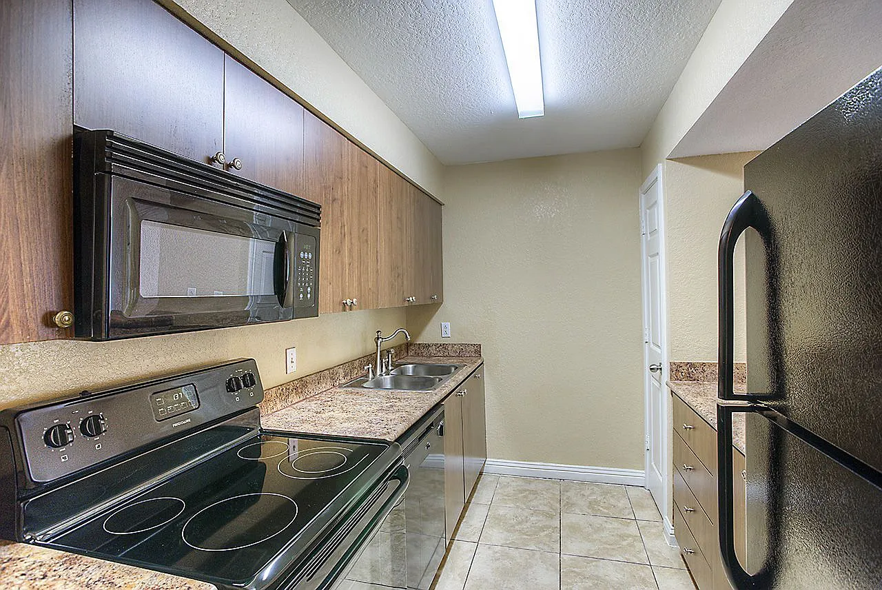 ASHTON PLACE APARTMENTS — Photo 4
