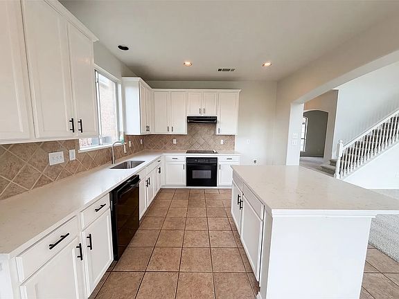 2nd image of 917 Matagorda Ln
