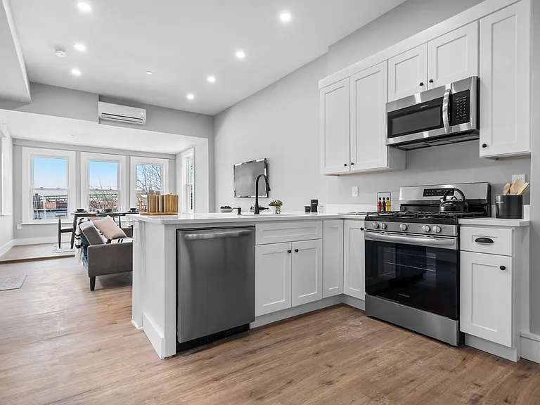 390 Meridian St #2 — Photo 2