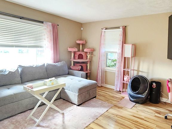 3rd image of 1807 N Saint James Blvd