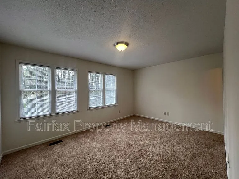 112 Greenmont Ln — Photo 18