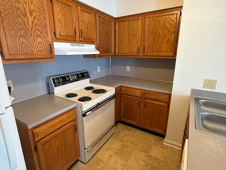 104 W Victoria Ct #F — Photo 6