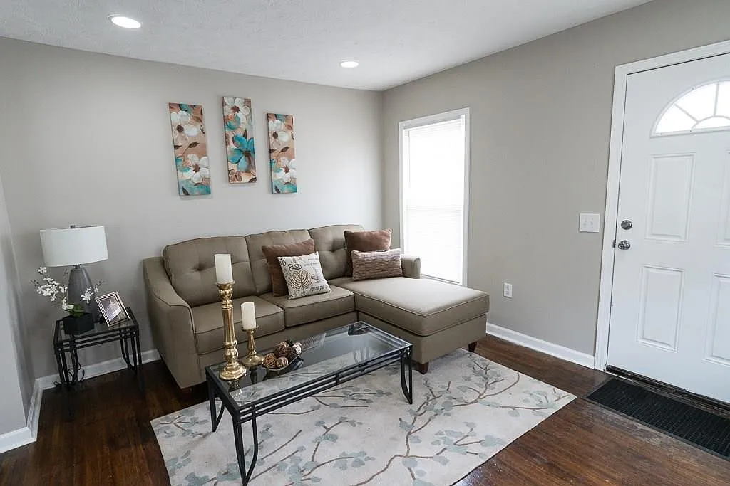 Bates-Hendricks 3 Bedroom 2 Bath Bungalow — Photo 4