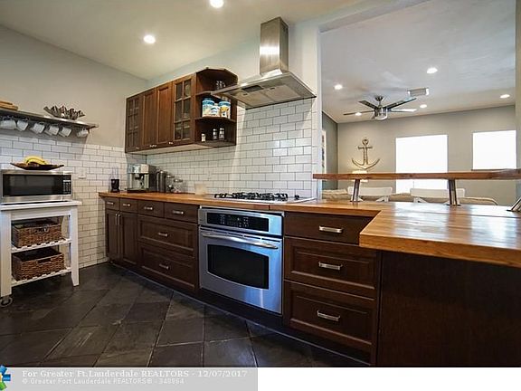 4th image of 823 SW 26th Ct