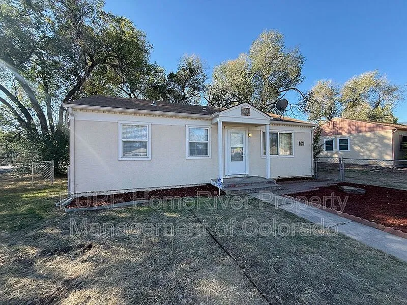 3 bed, 1.0 bath, 894 sqft, $1,675 — Photo 2