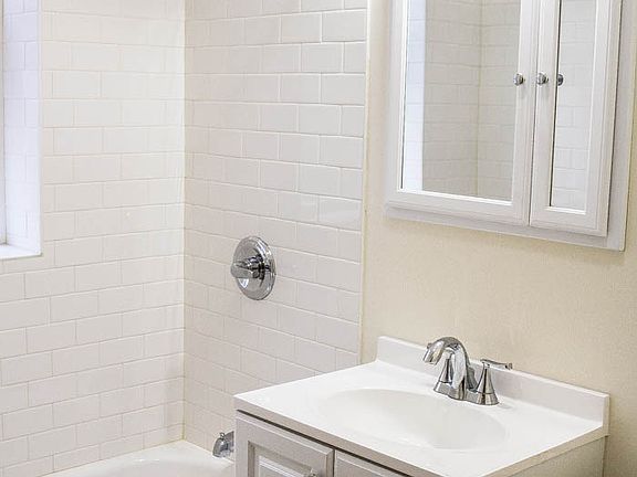 3rd image of 3441 W Diversey Ave