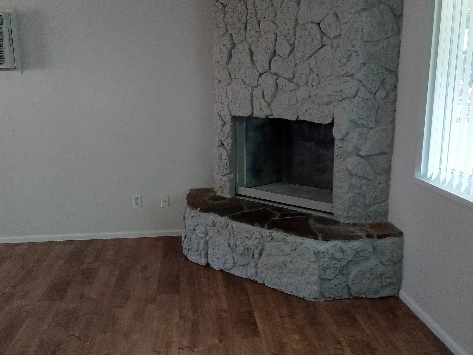 3 bed, 1000 sqft, $2,000 — Photo 3