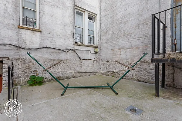 Rented by MySpaceNYC | media 19