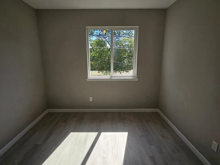 608 S Division St — Photo 15