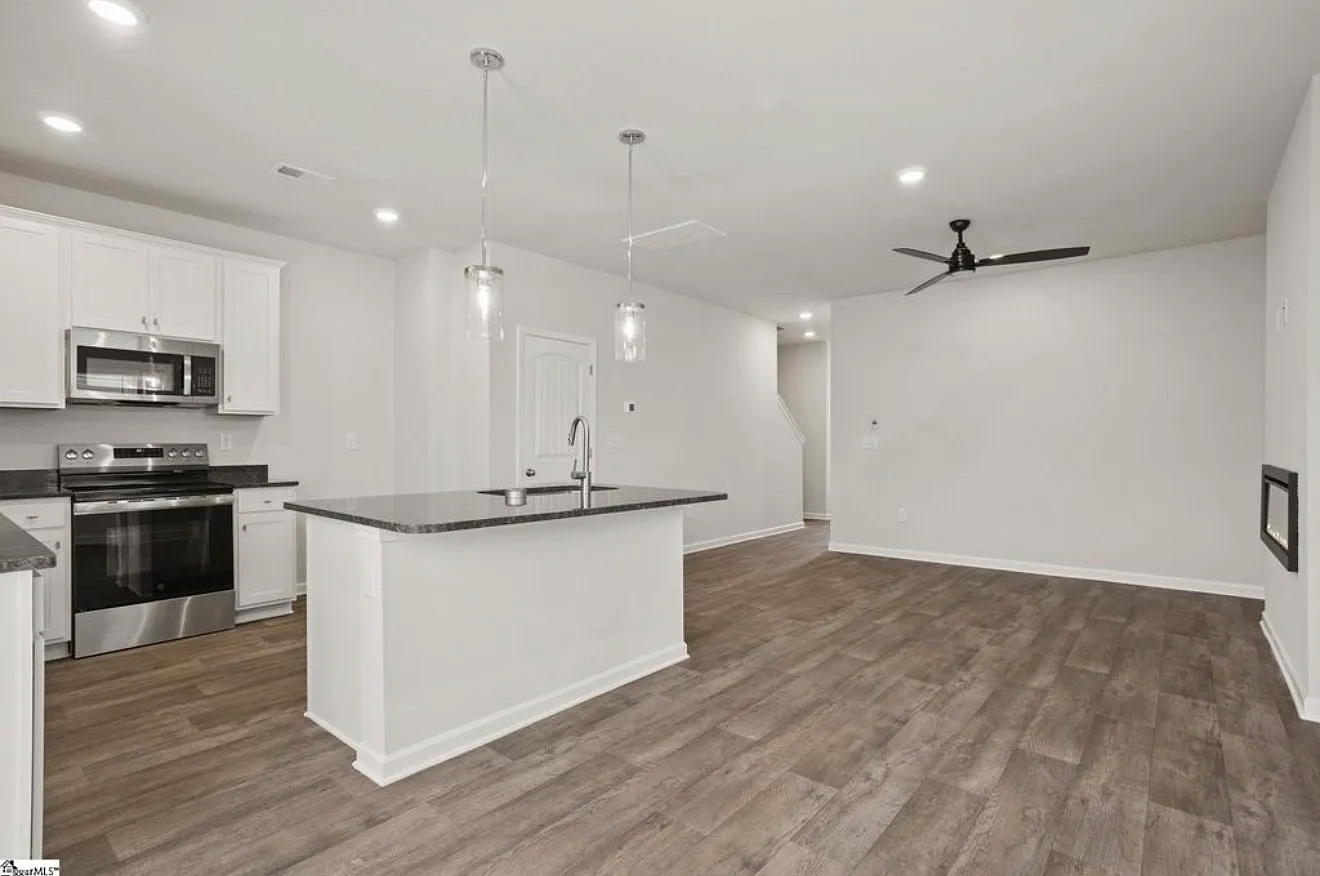 3 bed, 1415 sqft, $1,850 — Photo 2
