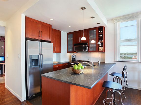 2nd image of 492 Henry St APT 7A