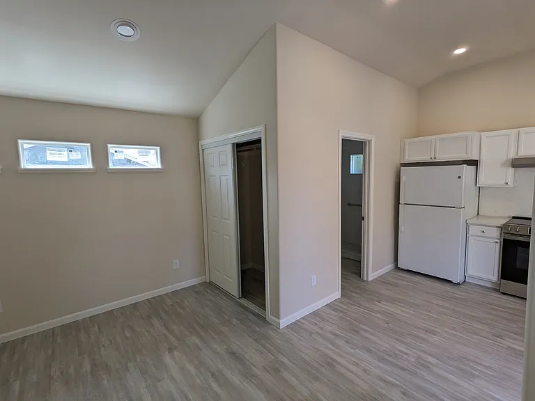111 La Verne Ave — Photo 2