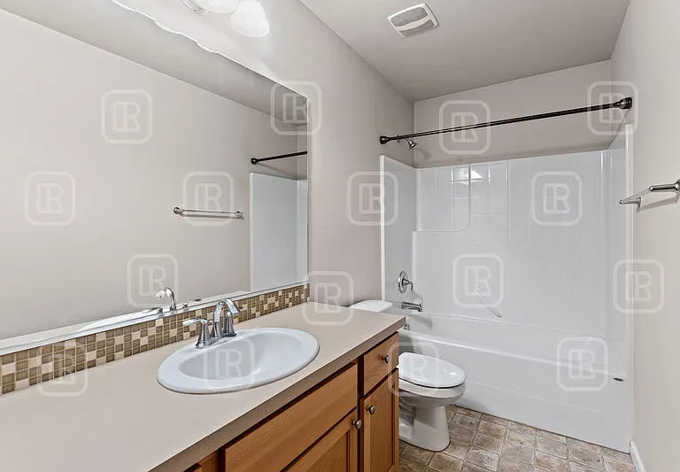 2211 N Oakland Ln — Photo 7