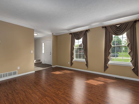 3rd image of 4742 Belmont Ct