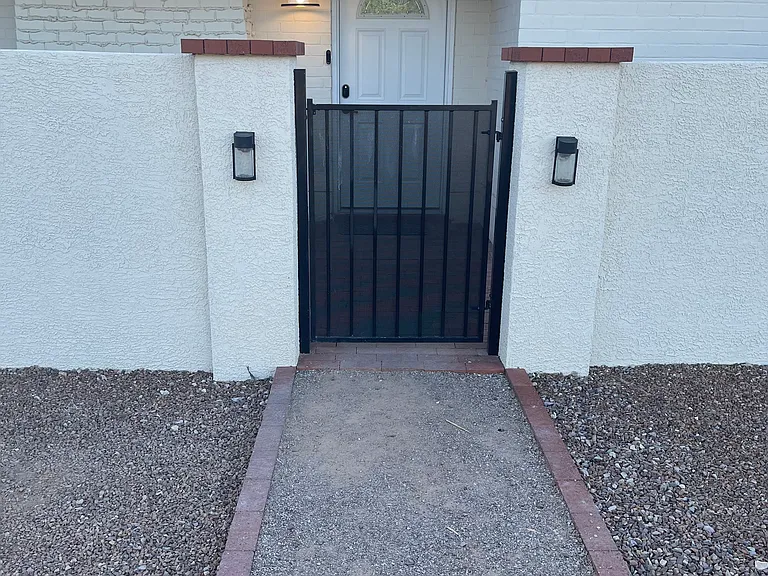 2040 N Campbell Ave — Photo 2