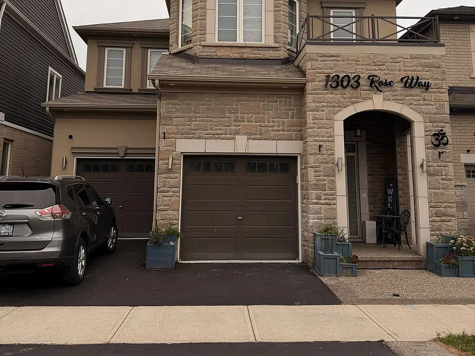 1303 Rose Way W