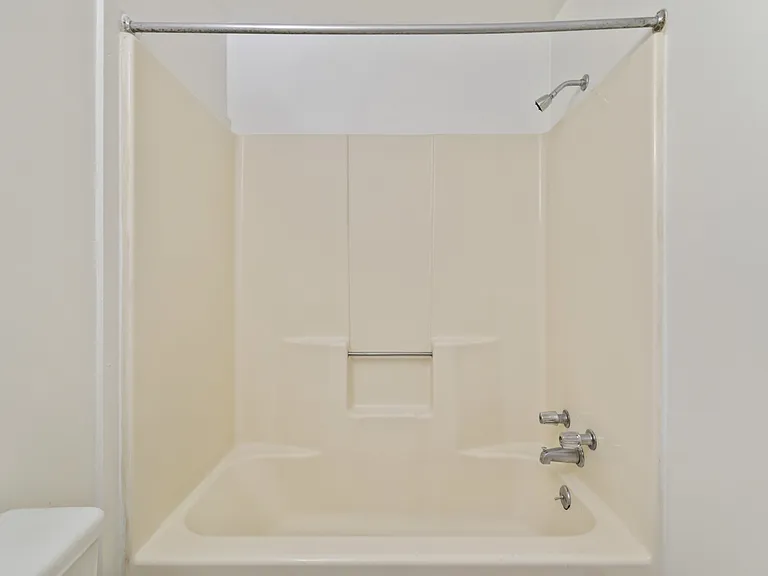 Wehnwood Court Apartments — Photo 19