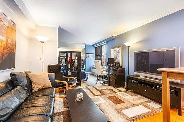 Sold by R New York | media 7