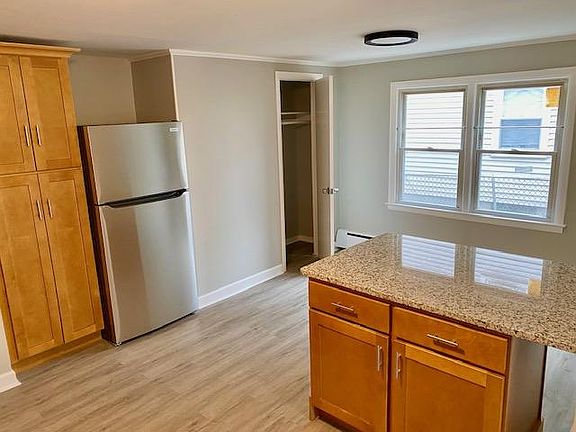 Kitchen island showing Eat-in area