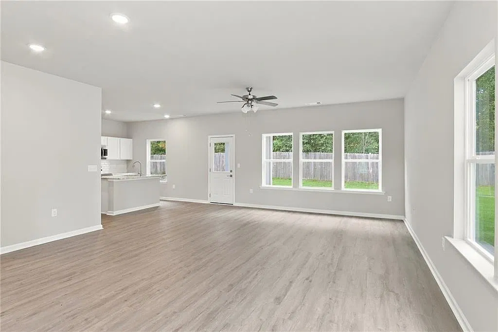 3 bed, 2.5 bath, 1635 sqft, $2,050 — Photo 3
