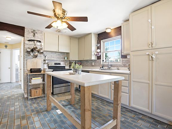 3rd image of 88 Parkview Street