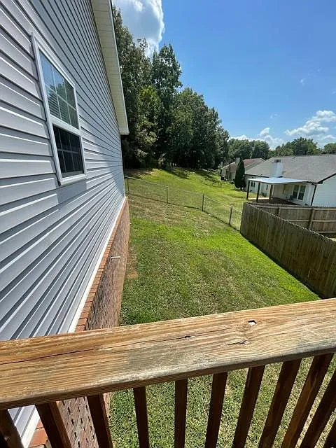 Side yard - 1227 Parkway Pl #B