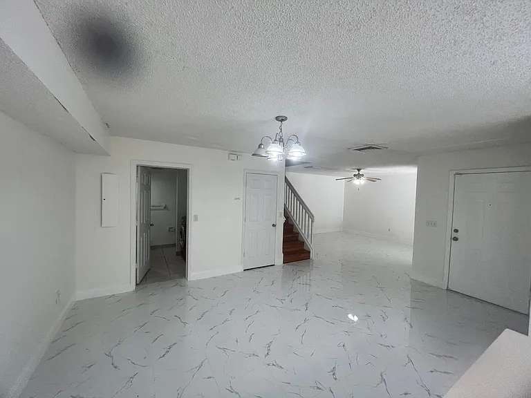 2212 White Pine Cir #B — Photo 8