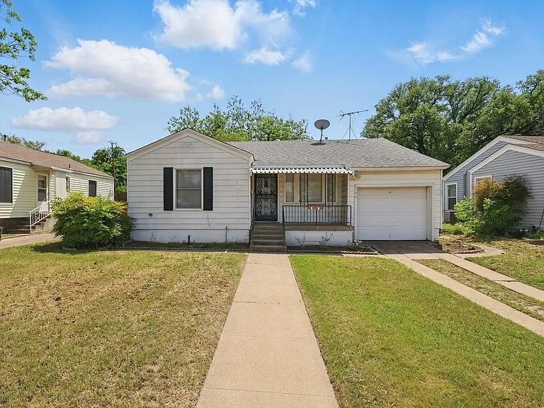 Welcome Home to 2104 W Lotus Ave, Fort Worth in West Oakhurst