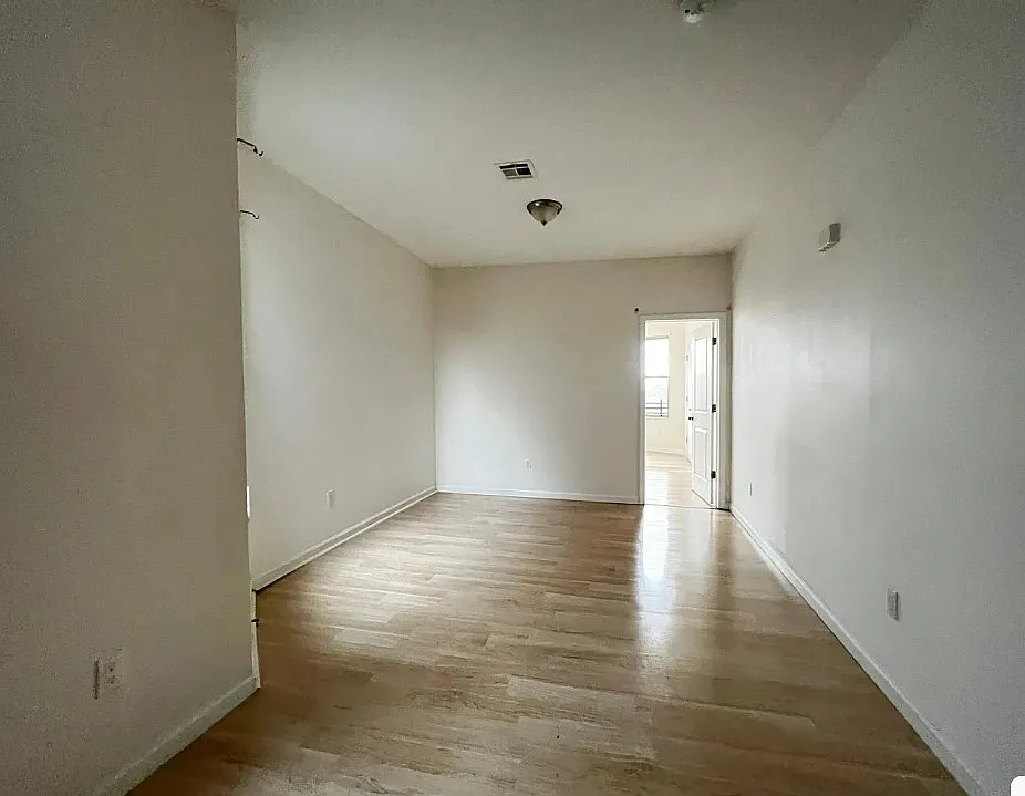 2 bed, 800 sqft, $2,000 — Photo 3