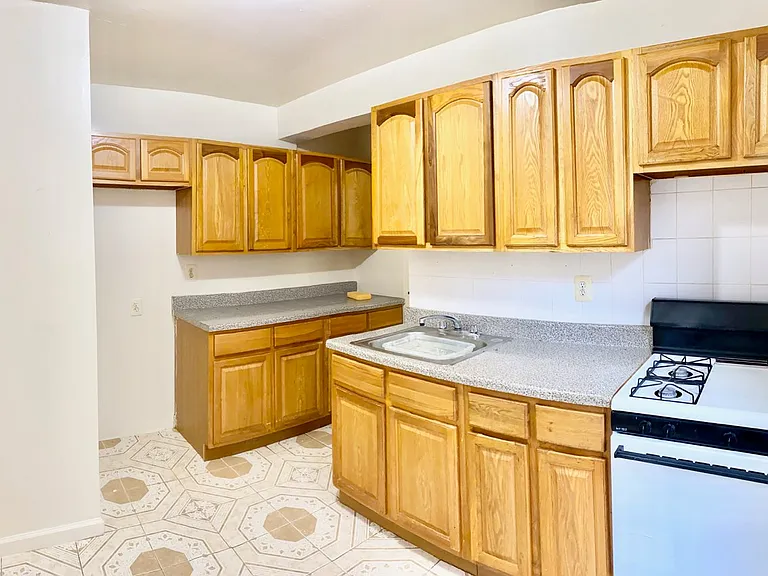 1545 Rhinelander Ave #1 — Photo 1