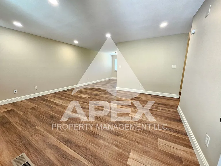 7306 Deane Hill Dr — Photo 5