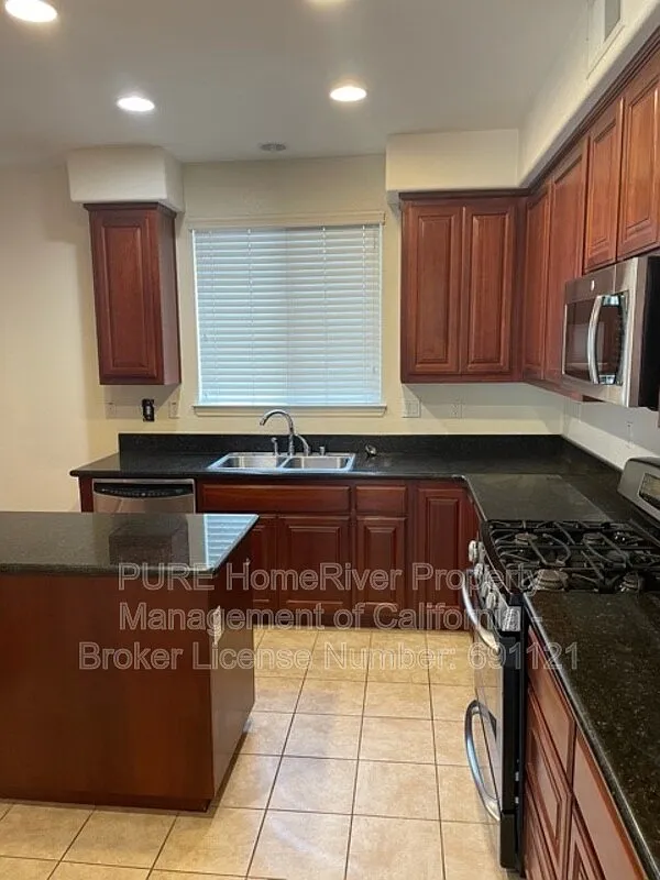 4 bed, 2.0 bath, 1876 sqft, $2,850 — Photo 4