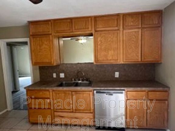 4th image of 2419 San Antonio St