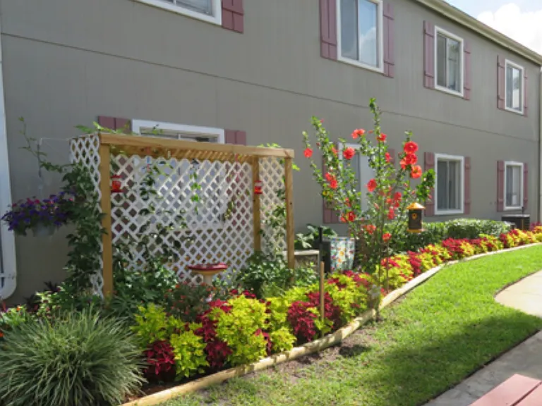 Lyn Garden Apartments — Photo 5