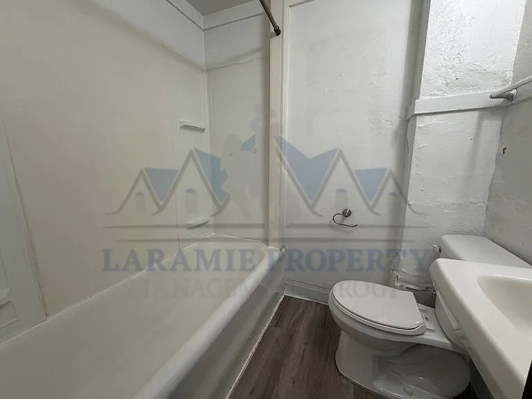 515.5 E Lewis St — Photo 9