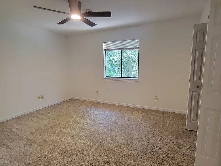 102 Bramble Ct — Photo 6