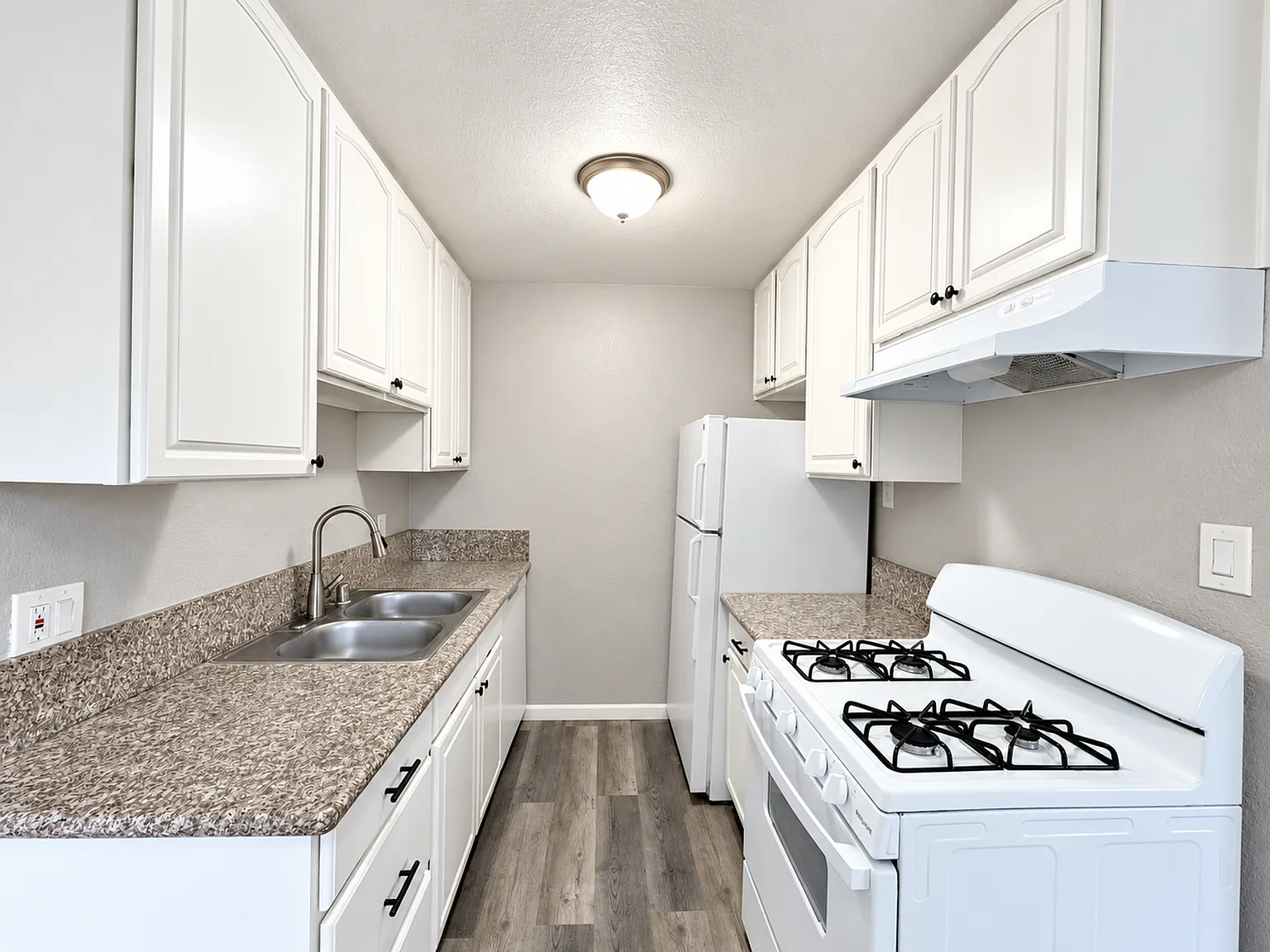 Oak Plaza Apartments — Photo 1
