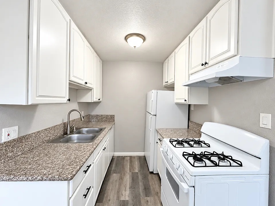 Oak Plaza Apartments