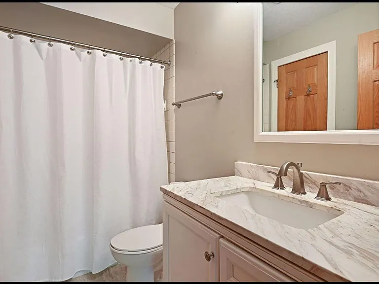 1815 Black Oaks Ln N — Photo 3