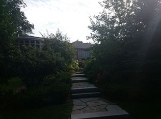 140 Laurel Rd, Chestnut Hill, MA 02467