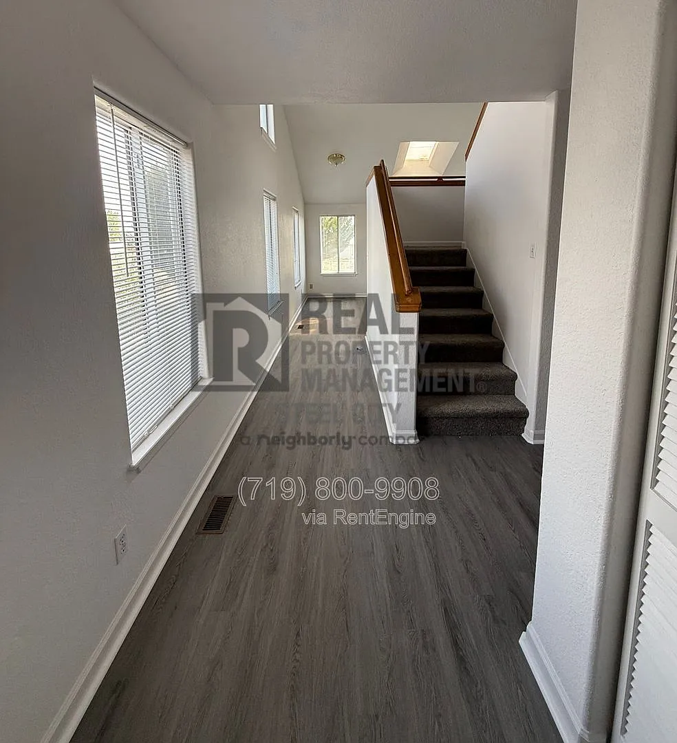 3 bed, 2.5 bath, 1427 sqft, $1,895 — Photo 2